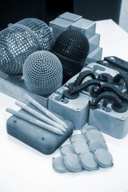 Birçok model 3D yazıcıda basıldı. Gri ve siyah nesneler 3D yazıcı.