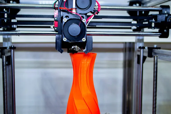 Modelo de impresión de proceso en impresora 3D. Ordenador de impresora digital de alta tecnología — Foto de Stock