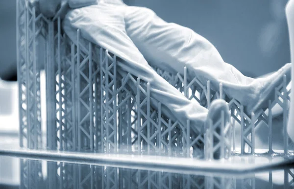 3D yazıcıya yakın çekimde yazdırılmış insan cismi.