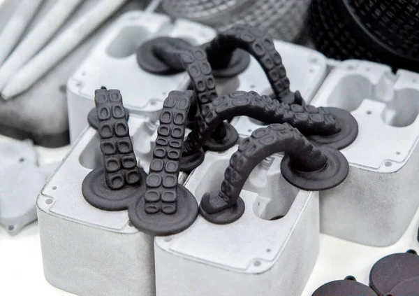 Diversi oggetti stampati su stampante 3D da poliammide in polvere. — Foto Stock