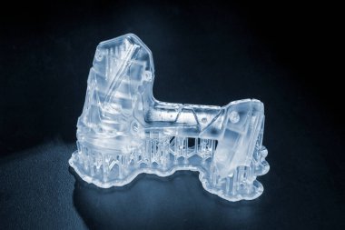 Soyut model 3D yazıcıya yakın plan basılmış. Nesne fotopolymer yazdırıldı