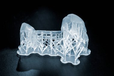 Soyut model 3D yazıcıya yakın plan basılmış. Nesne fotopolymer yazdırıldı