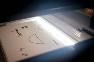 Endüstriyel profesyonel toz 3D yazıcı yazdırma işlemi. Çoklu Jet Füzyon MJF