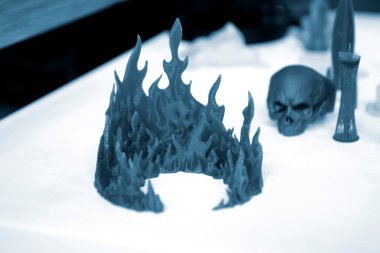 Soyut mavi model 3D yazıcıya yakın plan basılmış. Nesne