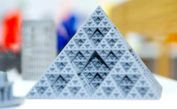 Piramide astratta modello stampato su stampante 3d. — Foto Stock