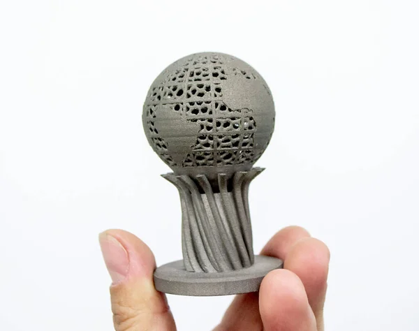 Homem segurando modelo volumétrico tridimensional impresso em impressora 3D para metal — Fotografia de Stock