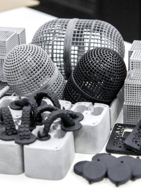 Toz poliyamitten 3D yazıcıya basılmış birçok farklı nesne.