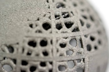 Metal makro için 3D yazıcıya basılmış mankenler. Nesne yüzeye yakın çekim. Metal 3D yazıcıda bir düzen oluşturuldu. Yeni modern yenilikçi katkı maddesi 3 boyutlu baskı teknolojisi. Prototip, Endüstriyel üretim