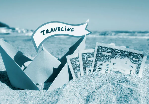 小さな青い紙のボート 単語の砂の海のビーチ 晴れた夏の日に旅行で3つの1枚の紙のドル札とスピーチバブル コンセプトマネーファイナンスビジネス観光旅行夢の休暇青の色 — ストック写真