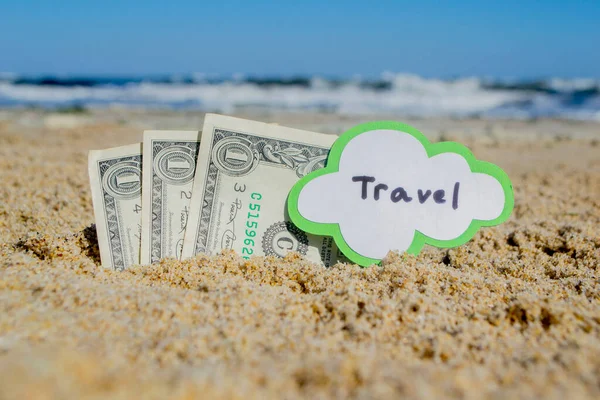 在阳光明媚的夏日 一块钱的纸钞和小小的纸巾 还有纸上的言语泡沫 旅行埋在沙滩背景的大海里 旅游度假度假放松 — 图库照片