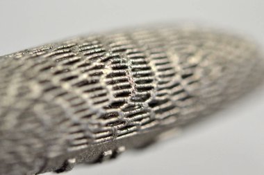 Metal makro için 3D yazıcıya basılmış mankenler. Nesne yüzeye yakın çekim. Metal 3D yazıcıda bir düzen oluşturuldu. Yeni modern yenilikçi katkı maddesi 3 boyutlu baskı teknolojisi. Prototip, Endüstriyel üretim