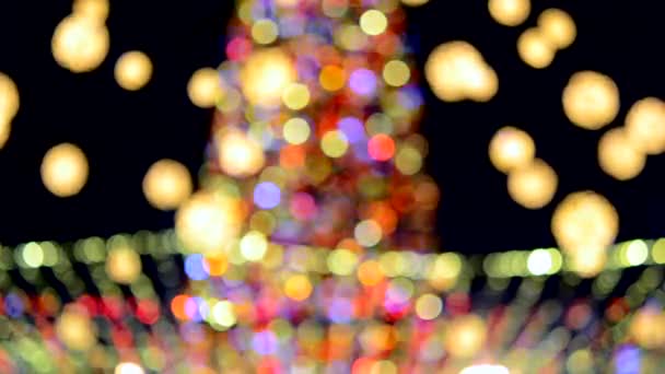 Grand Sapin Noël Nouvel Décoré Avec Des Guirlandes Multicolores Lumineuses — Video