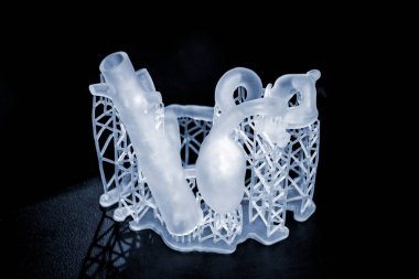3 boyutlu insan kalbi prototipi. Yakın plan. 3D stereolitografi yazıcısına basılmış nesne fotopolymer. Ultraviyole ışık altında sıvı fotopolimerizasyon teknolojisi. Tıp için yeni 3D baskı teknolojisi