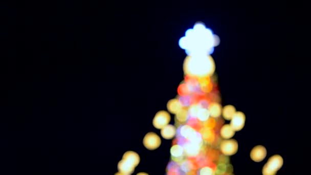 Besar Tahun Baru Pohon Natal Dihiasi Dengan Berkilau Multi Berwarna — Stok Video