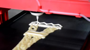 3D printerlere harcama maddeler sıvı test için. 3d yazıcı Yazdırma sıvı hamur farklı şekiller yakın çekim ile krep. Modern katkı teknolojileri 4.0 Sanayi Devrimi