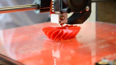 5 5 video yazıcı 3D yazıcı Parlak kırmızı nesne modelini gerçek zamanlı olarak kapatın. Modern teknolojinin 3D baskısı. Otomatik 3D yazıcı laboratuarda plastik modelleme yapıyor, yakın plan çalışma.