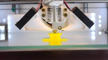 Hızlı 3D video izole nesneleri yazdırıyor. 3D yazıcı laboratuarda yakın plan plastik modelleme teknolojisi kullanıyor.
