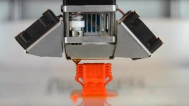 Yeni 3D yazıcı, temiz düz yüzeyde izole edilmiş turuncu nesne yazdırıyor. Zaman ayarlı. Plastiğin modern teknoloji prototipi, diğer malzemeler. 3B Yazıcıda Plastik Kablo Filamanla Yazdırma