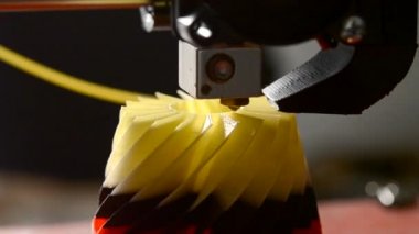 Sıcak plastik yalıtılmış nesne yakın çekim dan modern 3d yazıcıda ki yazdırma. Plastik tel tel ile yazdırma. Modern 3d baskı teknolojisi. Endüstriyel teknolojik arka plan. Gerçek zamanlı