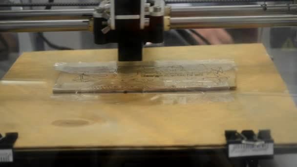 打印机激光束在木板上燃烧图案特写 工业现代技术背景 激光蓝色3D 打印机移动在木表面烧伤字 — 图库视频影像