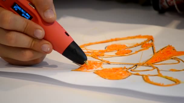 1080 Dibujo Figura Pluma Delineada Naranja Sobre Papel Blanco Cerca — Vídeo de stock