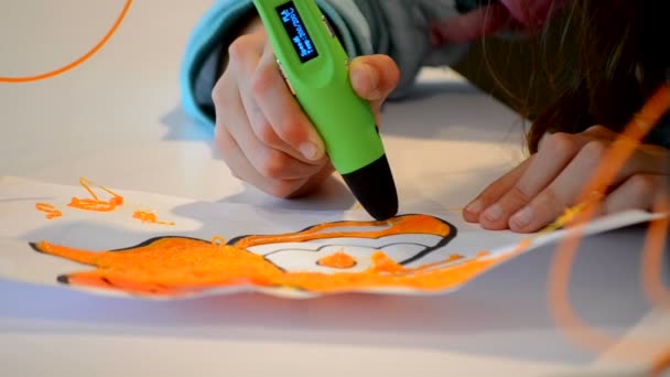 脸谱画3D笔 小孩在白纸橙色塑料上画了一支3D笔 — 图库视频影像