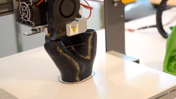 自动3D 打印机在实验室进行塑料造型 工作特写 — 图库视频影像