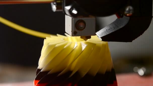 Mencetak Pada Printer Modern Dari Plastik Panas Terisolasi Objek Close — Stok Video