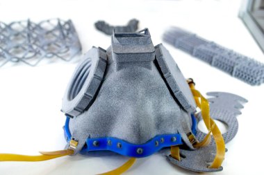 Model solunum cihazı 3 boyutlu yazıcıya basıldı. Plastik kapaktan üç boyutlu yazıcıya basılmış gri nesneler. 3D baskılı model. 3D yazıcı tarafından yapılan şekillerin prototipleri. Yeni modern baskı teknolojisi kavramı.