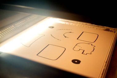 Büyük endüstriyel 3D yazıcı üzerinde beyaz poliyamit tozundan ya da termoplastik poliüretandan termal yazıcı başlığı altında modeller oluşturuluyor. Çoklu Jet Füzyon MJF. Modern yenilikçi katkı teknolojisi