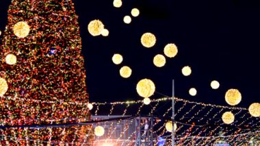 Güzel Noel ağacı ve yılbaşı ağacı gece karanlığında yanıp sönen çelenkler ve ışıklar süsledi. Yanıp sönen ışıkları olan Noel ağacı. Yılbaşı ve Noel tatili