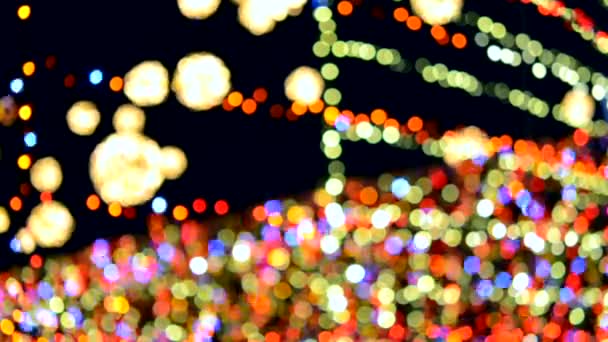 Новогодняя Елка Украшена Яркими Разноцветными Гирляндами Подсветкой Ночью Рождественская Елка — стоковое видео