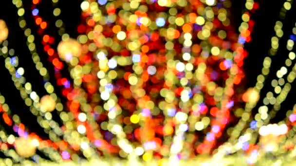 Besar Tahun Baru Pohon Natal Dihiasi Dengan Berkilau Multi Berwarna — Stok Video