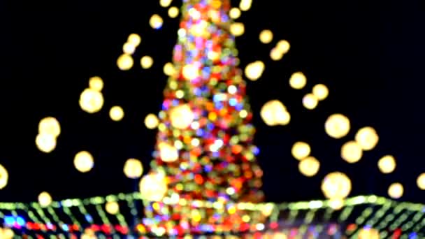 Árvore Natal Ano Novo Grande Decorada Com Guirlandas Multicoloridas Luminosas — Vídeo de Stock