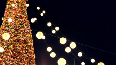 Güzel Noel ağacı ve yılbaşı ağacı gece karanlığında yanıp sönen çelenkler ve ışıklar süsledi. Yanıp sönen ışıkları olan Noel ağacı. Yılbaşı ve Noel tatili