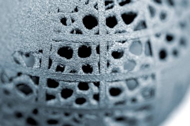 Metal makro için 3D yazıcıya basılmış mankenler. Nesne yüzeye yakın çekim. Metal 3D yazıcıda bir düzen oluşturuldu. Yeni modern yenilikçi katkı maddesi 3 boyutlu baskı teknolojisi. Prototip, Endüstriyel üretim