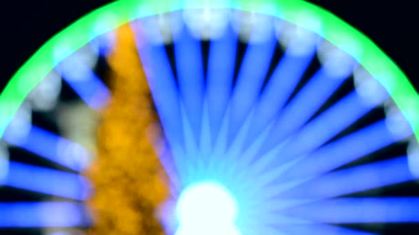 Колесо Обозрения Украшено Синей Подсветкой Большой Елкой Украшенной Желтой Подсветкой — стоковое видео