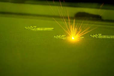 Metal tozundan üç boyutlu bir nesne yazdıran 3D yazıcı. Seçici lazer erimesi. Metal için lazer sinterlama makinesi. Katkı maddesi üreten 3D yazıcı 3D model yaratıyor. Metal Çalışması