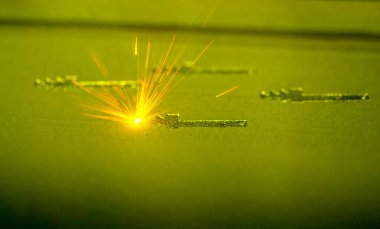 Metal tozundan çıkan 3 boyutlu yazıcı izi. Metal lazer altında, çalışma odasında 3 boyutlu şekle sokulur. Metal için lazer sinterlama makinesi. Robot işi. Katkı maddesi üreten 3D yazıcı