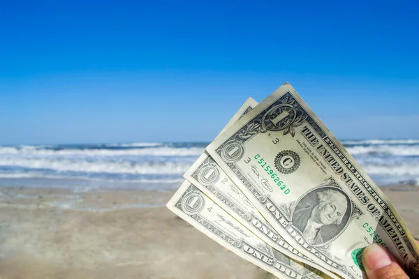 Persoon Met Drie Papieren Dollarbiljetten Achtergrond Van Zee Zee Golven — Stockfoto