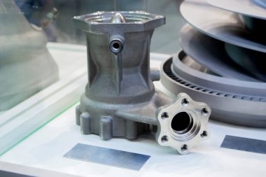 Büyük bir endüstriyel parçanın metal kapsama alanındaki 3 boyutlu yazıcıya basılmış modeli. Yeni modern yenilikçi katkı maddesi 3 boyutlu baskı teknolojisi. Endüstriyel fabrika metalcilik endüstrisi