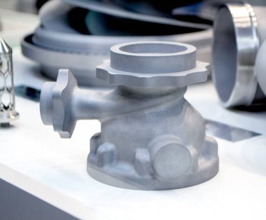 Büyük bir endüstriyel parçanın metal kapsama alanındaki 3 boyutlu yazıcıya basılmış modeli. Yeni modern yenilikçi katkı maddesi 3 boyutlu baskı teknolojisi. Endüstriyel fabrika metalcilik endüstrisi