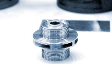 Büyük bir endüstriyel parçanın metal kapsama alanındaki 3 boyutlu yazıcıya basılmış modeli. Yeni modern yenilikçi katkı maddesi 3 boyutlu baskı teknolojisi. Endüstriyel fabrika metalcilik endüstrisi