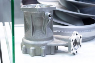 Büyük bir endüstriyel parçanın metal kapsama alanındaki 3 boyutlu yazıcıya basılmış modeli. Yeni modern yenilikçi katkı maddesi 3 boyutlu baskı teknolojisi. Endüstriyel fabrika metalcilik endüstrisi