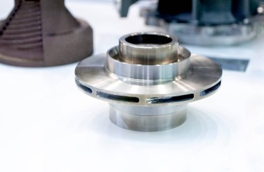 Büyük bir endüstriyel parçanın metal kapsama alanındaki 3 boyutlu yazıcıya basılmış modeli. Yeni modern yenilikçi katkı maddesi 3 boyutlu baskı teknolojisi. Endüstriyel fabrika metalcilik endüstrisi