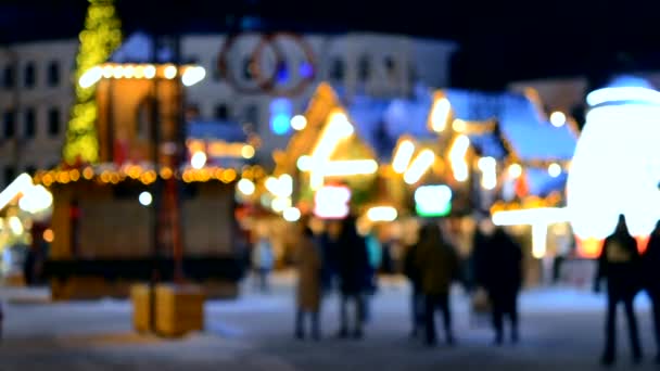 Размытое Прошлое Люди Ходят Городской Площади Зимнюю Ночь Черные Силуэты — стоковое видео