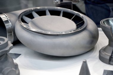 Büyük bir endüstriyel parçanın metal kapsama alanındaki 3 boyutlu yazıcıya basılmış modeli. Yeni modern yenilikçi katkı maddesi 3 boyutlu baskı teknolojisi. Endüstriyel fabrika metalcilik endüstrisi