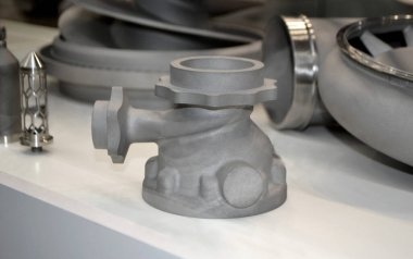 Büyük bir endüstriyel parçanın metal kapsama alanındaki 3 boyutlu yazıcıya basılmış modeli. Yeni modern yenilikçi katkı maddesi 3 boyutlu baskı teknolojisi. Endüstriyel fabrika metalcilik endüstrisi
