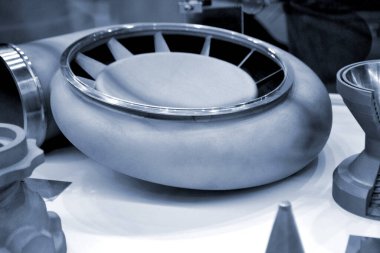 Büyük bir endüstriyel parçanın metal kapsama alanındaki 3 boyutlu yazıcıya basılmış modeli. Yeni modern yenilikçi katkı maddesi 3 boyutlu baskı teknolojisi. Endüstriyel fabrika metalcilik endüstrisi