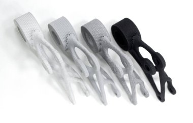 3D yazıcıya basılmış mankenler beyaz arkaplanda izole edilmiş. Nesnelerin ayrıntıları plastiğin yakın planından üç boyutlu yazıcıya basıldı. 3D yazıcı tarafından yapılan şekillerin prototipleri. Yeni modern baskı teknolojisi kavramı